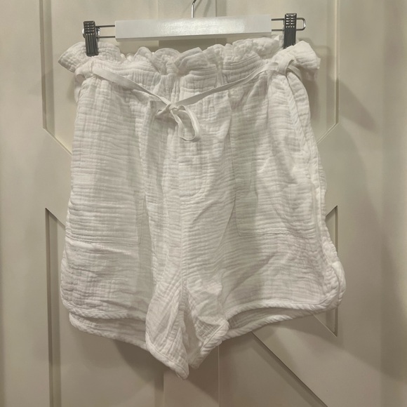Splendid White Shorts Sz Medium - Picture 1 of 4